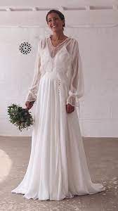 Pin By Apriana Liunome On Bodas Wedding Dresses Minimal Wedding Dress Bohemian Style Wedding Dresses