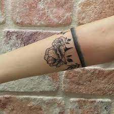 armband tattoo with flower cicekli kol bandi dovmesi bayan armband tattoos mann schulter tattoos blumen tattoo arm