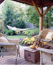 Ensemble Aus Gartenhaus Veranda Holz Und Rattan Fertig Ist Die Kleingarten Idylle Toom Baumarkt Toomb Hinterhof Hangematte Raum Im Freien Kleiner Garten