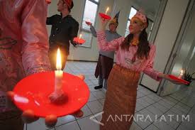 Tarian ini menggambarkan dewa siwa. Tari Lilin Berasal Dari Kota