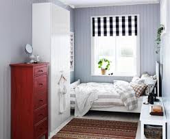 Kleines schlafzimmer holzboden weiß creme kleiderschrank schiebetüren. Tipp 14 Der Kleiderschrank Im Kleinen Schlafzimmer Bild 14 Schoner Wohnen