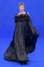 Emma watson ขึ้นแท่นผู้บริหารคนใหม่ของกลุ่มบริษัท gucci และ balenciaga. Balenciaga Il Look Di Emma Watson Alla Premiere Di Piccole Donne