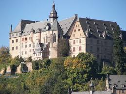 Marburgo (en alemán, marburg) es una ciudad del estado federado de hesse, alemania, en el valle del río lahn, que atraviesa la ciudad.desde el siglo xii es una ciudad libre y es por esta herencia medieval que junto a otras seis ciudades de hesse tiene actualmente un estatuto especial. Castillo De Marburgo Marburger Schloss Landgrafenschloss Marburg Megaconstrucciones Extreme Engineering