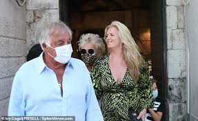 Known for his signature raspy voice, rod stewart performed in several u.k. Rod Stewart 75 Takes Extra Precautions Against Covid 19 As He Wears Two Face Masks Fr24 News English