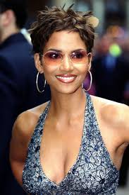 23 Early 00s Makeup Trends You Forgot You Were Obsessed With Halle Berry Short Hair Halle Berry Pretty Face