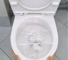 Une Astuce Insolite Pour Deboucher Les Toilettes Astuces De Grand Mere Deboucher Toilette Toilettes Toilettes Bouchees