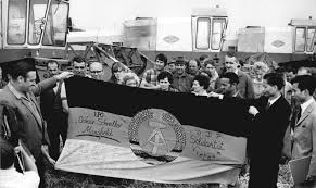 Sie müssen nicht dem tatsächlichen aufwand entsprechen, den beispielsweise ein auszubildender für seine miete zahlen muss. Auferstanden Aus Ruinen If Ddr