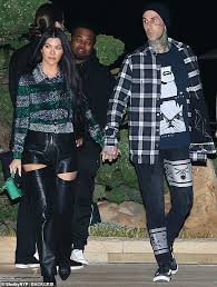 Can a drummer get some · by travis barker ft. Kourtney Kardashian Enthullt Massive Blumenprasentation Travis Barker Hat Sie Vor Dem 42 Geburtstag Geschenkt Aktuelle Boulevard Nachrichten Und Fotogalerien Zu Stars Sternchen