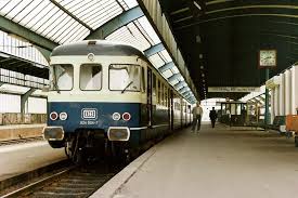 Am 19 07 1988 In Oldenburg Oldb Hbf Als E 3926 Nach Wilhelmshaven Bereitstehenden 624 504 924 415 624 625 Ledigl Bundesbahn Deutsche Bundesbahn Eisenbahn