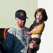 Famous 6 year olds including solage ortiz, sienna casas, princess charlotte, dj prince, penelope juliette and many more. Ryan Gosling Seine Tochter Esmeralda Und Amada Machen Ihn Wahnsinnig Gala De