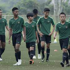 Bermain sepak bola juga menuntut kemampuan otak yang prima, untuk dapat bermain sepak bola kita harus banyak berlatih dan memupuk kerja sama yang ulet karena dalam permainan ini sangat diperlukan kebersamaan dan keuletan dalam bermain demi. Ini Daftar 23 Pemain Timnas Indonesia U 15 Di Piala Aff Dan Nomor Punggungnya Bola Liputan6 Com