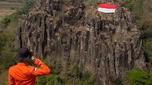 Bendera pola teknis yang terlihat seperti bendera dengan tiang di kedua sisinya. Pengibaran Bendera Di Atas Gunung Jelang Hut Ri Ke 75 Foto Tempo Co