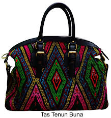 Model tenun yang dimaksud yuliana tak lain adalah motif dan mereka baru selesai melakukan ritual tranformasi itu. Pin Oleh Tenun Timor Full Handmade Di Kain Tenun Timor Ntt Www Tenuntimor Com Tas Pola Tas Kain