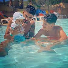 Por isso mesmo a mãe do pequeno, traída em direto. Goncalo Quinaz Partilha Foto De Familia Mas Falta Um Elemento Importante