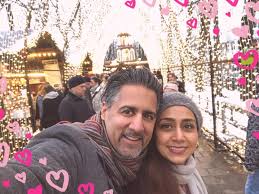 Informasjon om koronasituasjonen endrar seg raskt og kan derfor vere utdatert. Abid Q Raja Julemarked Med Kona Nadia Ansar Pa En Facebook