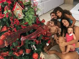 Filho de ivete sangalo surge tocando teclado e cantora se derrete. Ivete Mostra Natal Em Familia E Cabelo Do Filho Chama A Atencao Meionorte Com