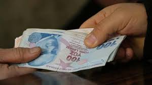Enflasyon farkı oluşmaz ve zam oranı yüzde 4'te kalırsa memurlarda aile yardımı dahil en düşük maaş 3 bin 723 liradan 3 bin 875 liraya yükselecek. Memur Ve Memur Emeklisi Enflasyon Farki Ne Kadar Olacak Iste Maaslara Yansiyacak Enflasyon Farki Ekonomi Haberleri