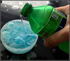 Mon Joli Petit Bureau Transformer De L Eau En Glace Facon Reine Des Neiges Experience Scientifique Activites Scientifiques Pour Enfant Activite Scientifique