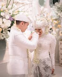 Citra kirana mencuri perhatian setelah sah menikah dengan rezky aditya, minggu (1/12). Foto Rezky Adhitya Dan Citra Kirana Menikah Nyata