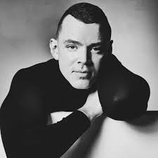 Dark Mode icons + no text is the iOS 18 look to go for.