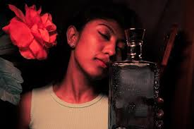 Una bellissima donna marrone dell'Asia meridionale con immagini di pose  multiple, luce bassa, colori multipli, immagine finta multirazziale per la  pubblicità di alcolici