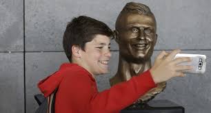 Cristiano ronaldo is the world's most famous athlete and one of the most handsome as well. Ronaldo Die Morderpuppe Uber Den Wirbel Um Fussballer Busten Tageblatt Lu Tageblatt Lu