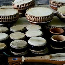 Talempong berasal dari sumatera barat yang cara memainkannya dengan dipukul menggunakan kayu. 5 Alat Musik Tradisional Gorontalo Tambah Pinter