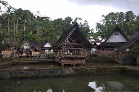 Rumah yang terletak di kampung namun mempunyai desain yang agak modern umumnya orang yang membangun dengan desain ini dapat dikatakan orang yang terbilang kaya dikampungnya sebut saja seperti juragan sawah juragan sapi atau blantik ya dan lain sebagainya maka tidak heran bila desain rumah seperti ini sudah tampak mewah dan modern. Suara Dari Kampung Naga Antara News