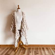 Hobbii yarn, mayflower, järbo, cotton kings, go handmade How To Arm Knit A Shawl Using Chunky Yarn Arm Knitting Chunky Yarn Diy Knitting