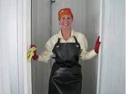 Bildergebnis für Frauen Schlachten Mit Gummischürzen | Pvc apron, Maid  dress, Apron