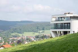 Die grundstücksflächen der häuser liegen zwischen 0 und 0 m². Moderne Hangvilla Mit Pool In Erbach Avantecture