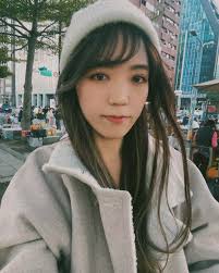 蔡小欣| 週六弄頭髮要染什麼顏色咧又要選擇障礙了🤷 然後來把瀏海留長好了| Instagram