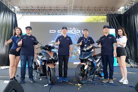 Targeting the premium and sporty lifestyle segments, the new doxou versions are showcased with striking matte blue and sakura copper livery. Edisi Terhad Yamaha Y15zr Doxou Dan Nvx Doxou Harga Mahal Sedikit Berbanding Versi Standard Gempak