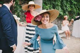 Y seguimos viendo propuestas de peinados para una invitada a una boda en los que las ondas están presentes. Invitadas Elegantes Y Con Volantes A Todo Confetti Blog De Bodas Y Vestidos De Boda Invitadas Sombrero De Novia Vestidos Fiesta Boda