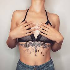 Stunning Sternum Tattoo Ideas For Bold Women Brustbein Tattoo Brustkorb Tattoo Frau Unterbrust Tattoo