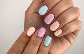 Iniziate preparando le unghie con una manicure, limandole a piacimento e scegliendo il colore di base. Unghie Estive Semplici Le Idee Da Copiare Donne Magazine