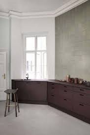 keuken achterwand zelliges tegels modern keukenontwerp gekleurde keukenkasten keukenstijl