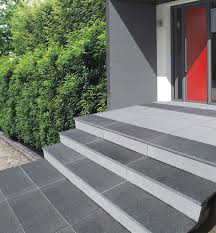 Hausler Stufenplatte Modern Im Fixen Mass Fur Viele Gangige Stufenbreiten Verwendbar Sofort Verfugbar Stufen Stiegen Trepp Treppe Aussen Treppe Modern