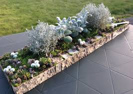 Langwerpig Grafstuk Met Buitenplantjes Funeral Floral Miniature Garden Funeral Flowers
