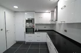 Un tipo de cocina internacional muy atractiva y cercana, ya que comparte con nosotros una muy similar despensa mediterránea. Am 211828 3203373 862943 Jpg 1024 683 Cocina Azulejos Blancos Decoracion De Cocina Muebles De Cocina