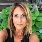 Shelly Saar's Instagram, Twitter & Facebook