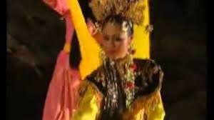 Lirik dia dari puteri satu sampai puteri tujuh (tuan puteri) ni yang bongsu. Lagu Video Muzik Tradisional Melayu