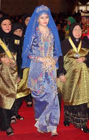 Ontdek de perfecte stockfoto's over crown princess sarah of brunei en redactionele nieuwsbeelden van getty images kies uit premium crown blader door de 441 crown princess sarah of brunei beschikbare stockfoto's en beelden, of begin een nieuwe zoekopdracht om meer stockfoto's en. Dayangku Sarah Binti Pengiran Salleh 2004 The Most Gorgeous Royal Wedding Gowns Of All Time Stylebistro