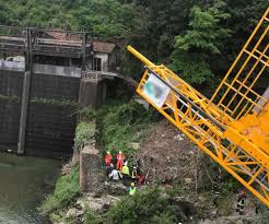 Milan, bologna, florence, rome and naples. Autostrada A15 Incidente Sul Lavoro Piattaforma Si Rovescia Operai Precipitano Nel Magra Firenze Post