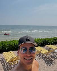 Chillin at the office today. Different suites 😉 今天在辦公室休息一下😉