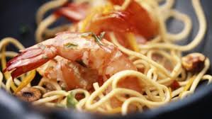 Crevettes Sautees Aux Nouilles Chinoises Recettes Recette Recette Asiatique Recettes Wok Nouilles Chinoises