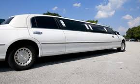 I Love The Way This Airport Limo Looks It S So White Sleek And Shiny One Of My Friends Loves To Travel So I Think She D Enjoy H Limo Limousine Limo Rental