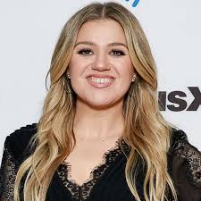 Kelly Clarkson has fans seeing double as she dons lace waist-cinching gown  for 'extra special' appearance