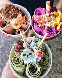 A L Origine Ice Roll La Glace Faite Devant Vous Dans Une Rue De Bangkok Avec Des Fruits Frais Et Un Peu De Lait Roll Up Ice Cream Food Yummy Food