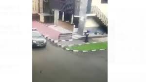 Berdasarkan video yang beredar di kalangan awak media, suara baku tembak terdengar di markas pusat kepolisian tersebut. Ytbvar9lawdzom